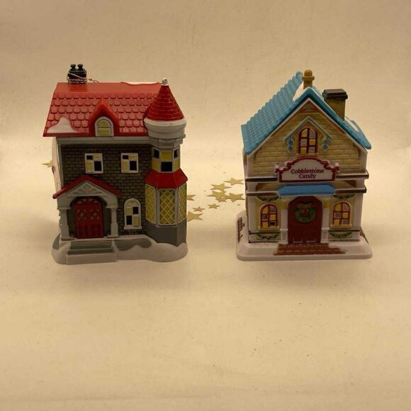 NWT Set of 2 Cobblestone Corners Plastic Christmas Winter Village Pieces - Picture 3 of 10